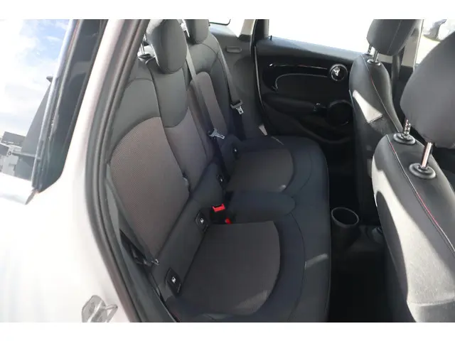 MINI 5-Deurs Cooper 2024 Benzine 18