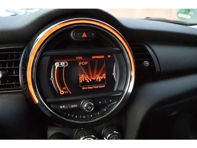 MINI One Mini 1.2 Business 2017 Benzine 17