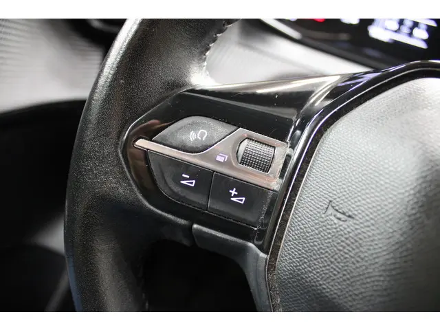 Peugeot 208 1.2 PureTech Active Pack 2021 Benzine 17