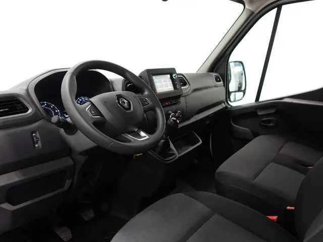 Renault Master T33 2.3 dCi 135 L2H2 2024 Diesel 2