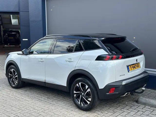 Peugeot 2008 1.2 Turbo 130 PK Allure 2023 Benzine 2