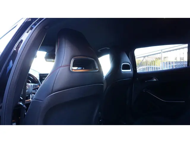 Mercedes-Benz GLA 180 122pk 2x AMG-Line 2019 Benzine 41