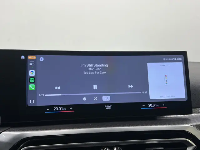 BMW 3 Serie Touring 318i 2023 Benzine 31