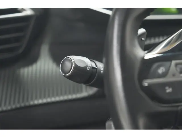 Peugeot 208 PureTech 100 EAT8 Allure 2020 Benzine 36