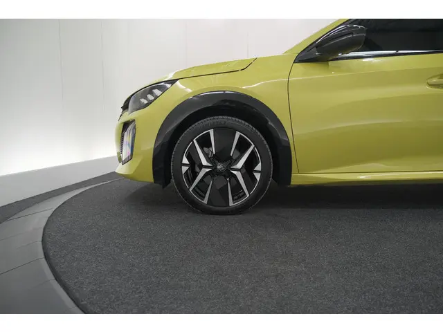 Peugeot 208 Hybrid 136 e-DCS6 GT 2024 Hybride Benzine 18