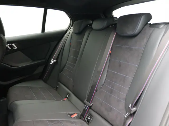 BMW 1 Serie 120 2025 Benzine 22