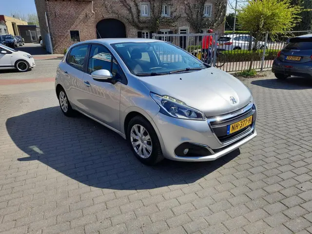 Peugeot 208 1.2 PureTech Blue Lion 2017 Benzine 12