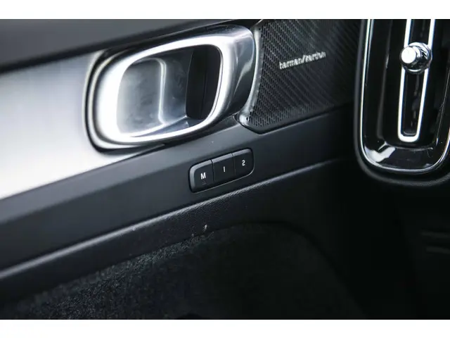 Volvo XC40 2.0 B3 Plus Black Edition 2025 Benzine 25