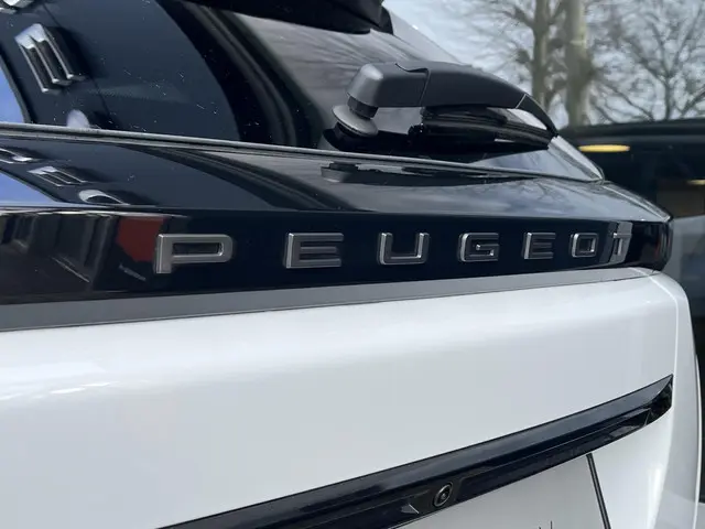 Peugeot 2008 1.2 Hybrid 145 PK GT 2025 Hybride Benzine 28