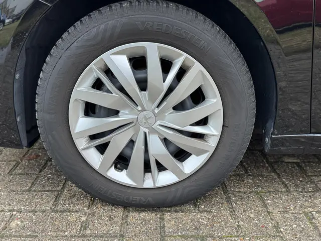 Peugeot 208 1.2 PureTech Active 2022 Benzine 37