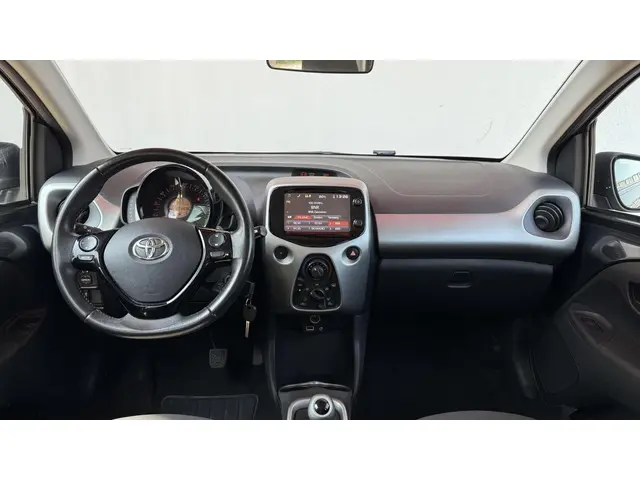 Toyota Aygo 1.0 VVT-i x-play AUTOMAAT 2016 Benzine 9