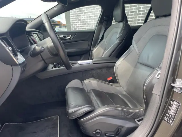 Volvo V60 2.0 B4 R-Design 2020 Benzine 5