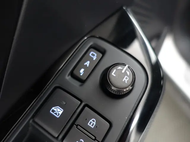 Toyota C-HR 1.8 Hybrid Dynamic Aut- 2023 Hybride Benzine 18