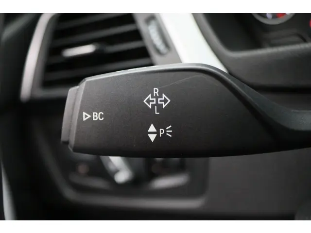 BMW 3 Serie Touring 318i M Sport Edition 2018 Benzine 39