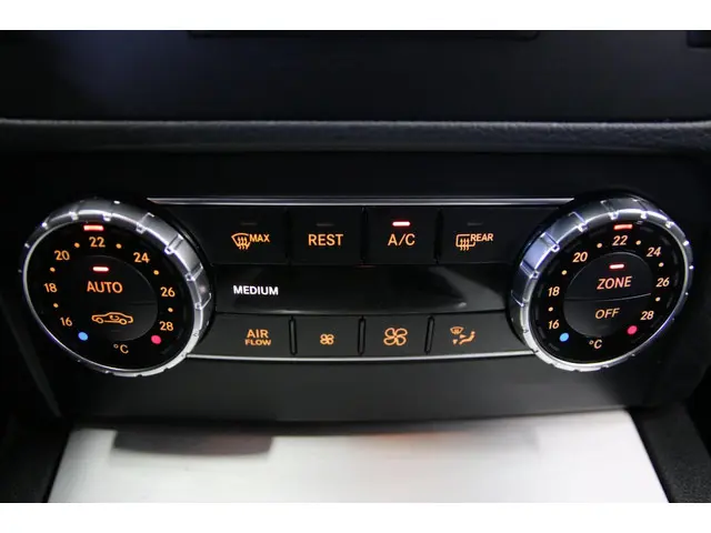 Mercedes-Benz GLK 200/ 57.000km!/ Xenon/ 2015 Benzine 27