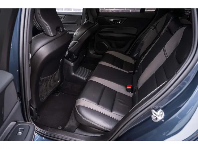 Volvo V60 T6 Recharge AWD R-Design 2022 Hybride Benzine 8