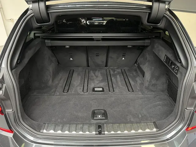 BMW 3 Serie Touring 330i xDrive M-sport 2019 Benzine 32