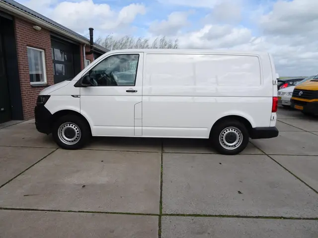 Volkswagen Transporter 2.0 TDI L1H1 2016 Diesel 6