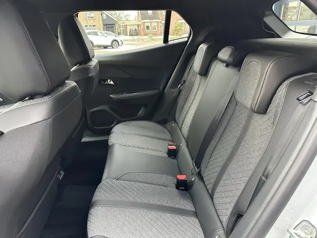 Peugeot 2008 1.2 Turbo 100 PK Allure 2025 Benzine 33