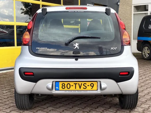 Peugeot 107 1.0 Blue Lease 2012 Benzine 6