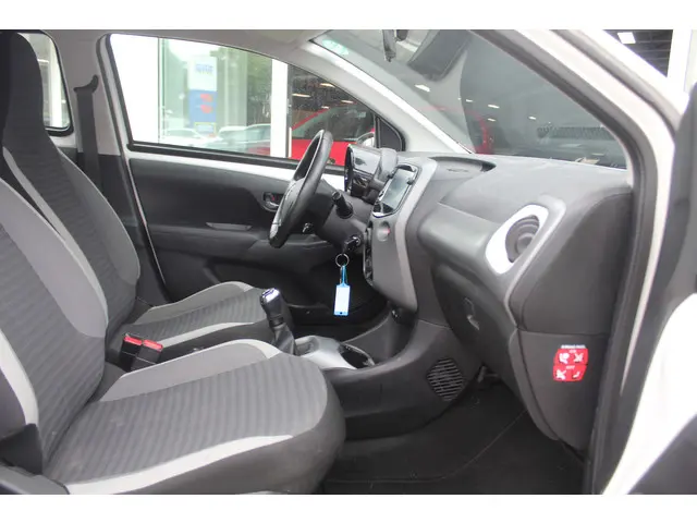 Toyota Aygo 1.0 VVT-i x-play 2020 Benzine 4