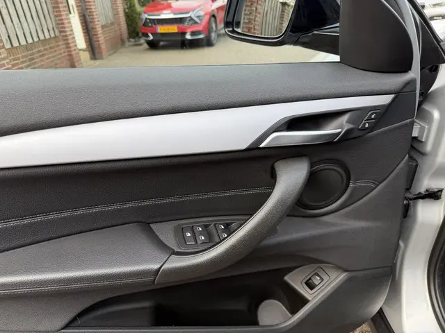 BMW X2 sDrive18i High Executive 2018 Benzine 12