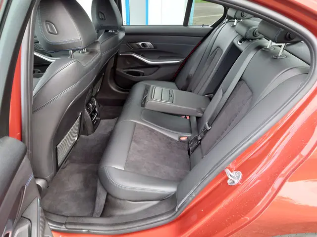 BMW 3 Serie 330i High Executive 2019 Benzine 10