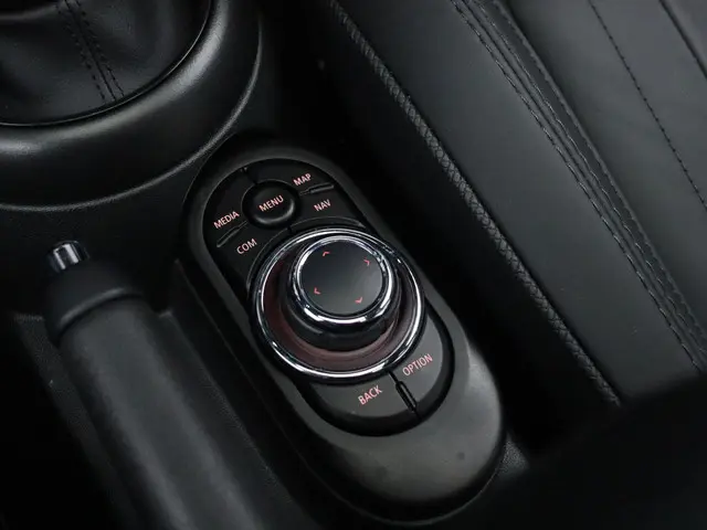 MINI 5-Deurs Cooper 2023 Benzine 22