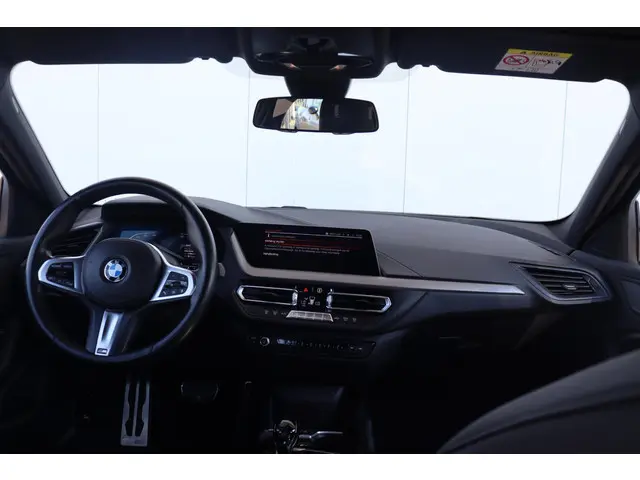 BMW 1 Serie 118i Business Edition 2022 Benzine 14