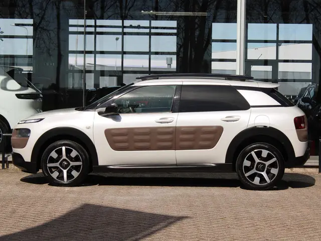 Citroën C4 Cactus 1.2 VTi Shine 2015 Benzine 9