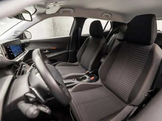 Peugeot 2008 1.2 PureTech Sport 2021 Benzine 14