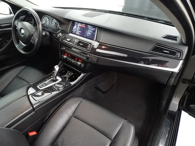 BMW 5 Serie Touring 520i Luxury Edition 2013 Benzine 18