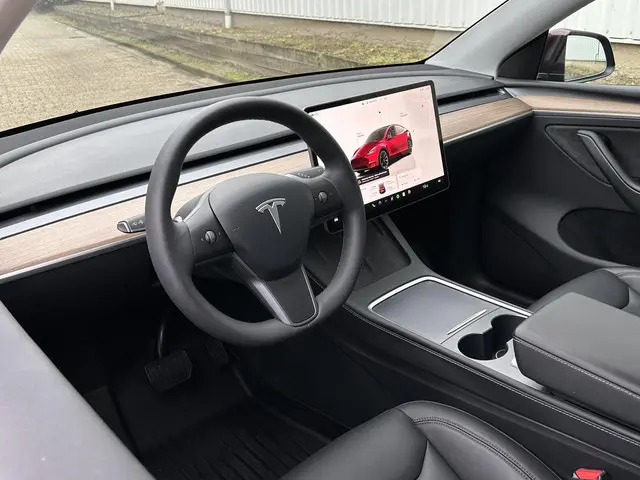 Tesla Model Y Long Range AWD 75 kWh 2023 Elektrisch 36