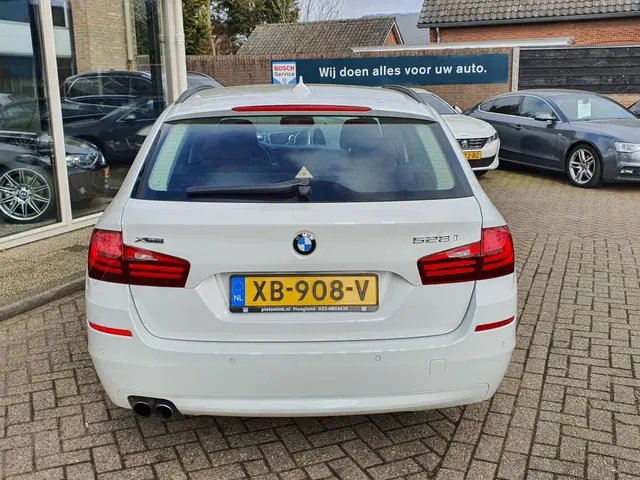 BMW 5 Serie Touring 528xi High Executive 2014 Benzine 29
