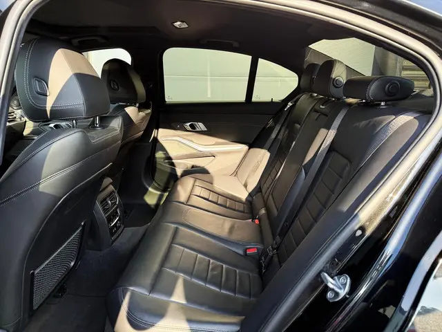 BMW 3 Serie 330i High Executive M Line 2019 Benzine 9