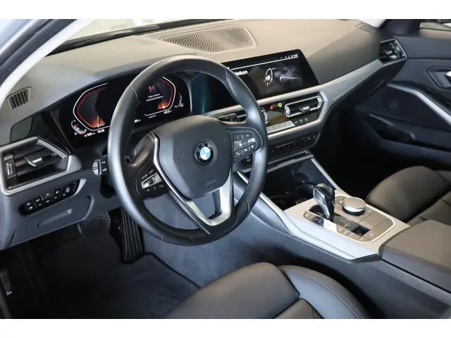 BMW 3 Serie Touring 318i Executive Edition 2021 Benzine 20