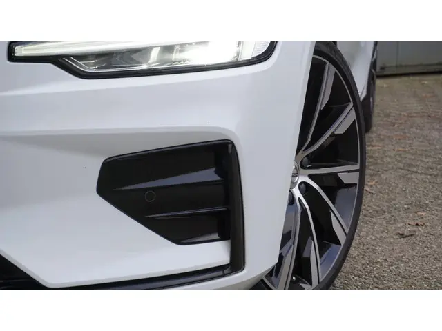 Volvo V60 2.0 T5 250pk R-Design 2019 Benzine 57