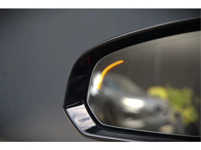 Volvo V60 2.0 B3 R-Design 2020 Hybride Benzine 33