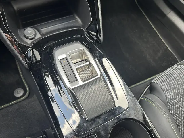 Peugeot 2008 1.2 Hybrid 145 GT 2025 Hybride Benzine 19