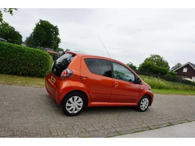 Toyota Aygo 1.0 VVT-i Dynamic Orange 2012 Benzine 5