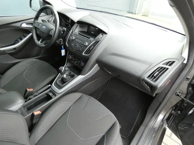 Ford Focus Wagon HELAAS VERKOCHT!!! 2015 Benzine 26
