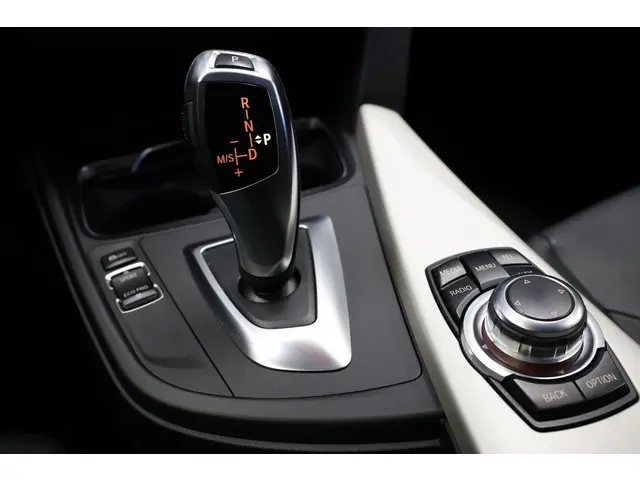 BMW 3 Serie 318i Essential | Automaat|Leder| 2016 Benzine 20