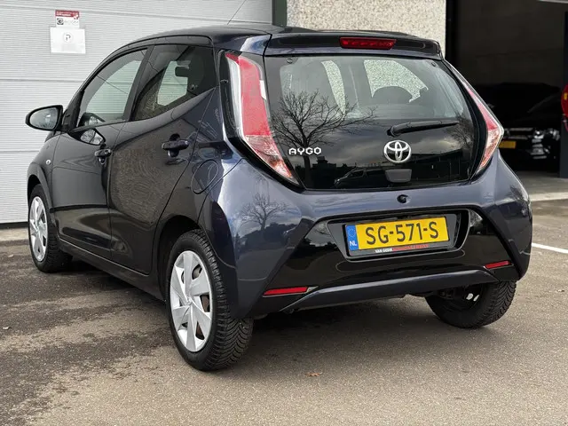Toyota Aygo 1.0 VVT-i x-play 2018 Benzine 7