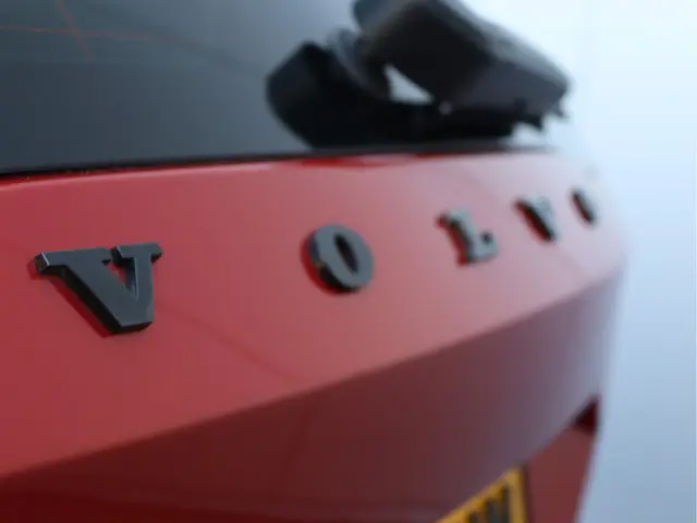 Volvo V60 2.0 B3 R-Design 2021 Benzine 24