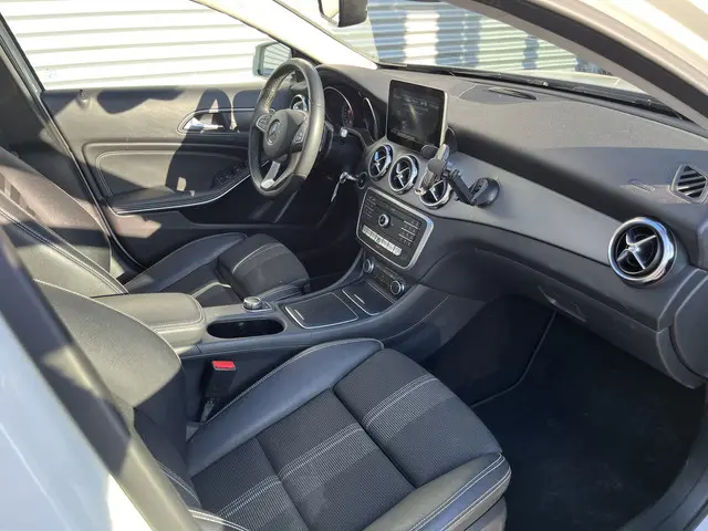 Mercedes-Benz GLA 180 Premium Plus 2017 Benzine 5