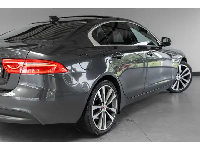 Jaguar XE 2.0 D Pure Leder Panorama 2018 Diesel 33
