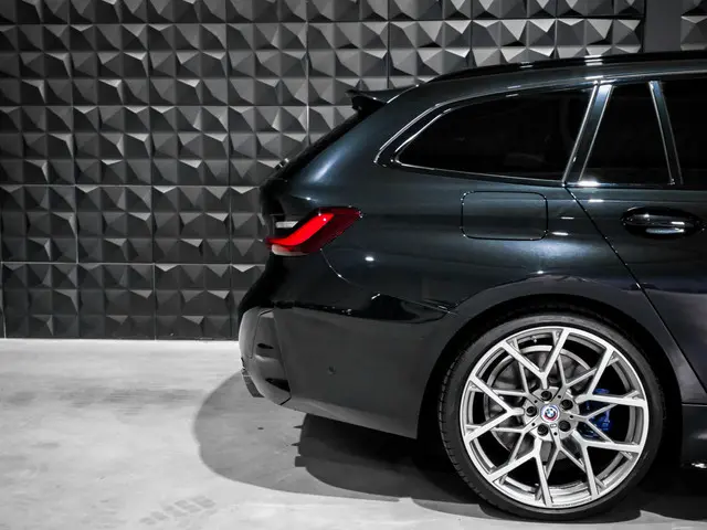BMW 3 Serie Touring 330e 2022 Hybride Benzine 35