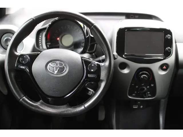 Toyota Aygo 1.0 VVT-i x-play 2017 Benzine 8