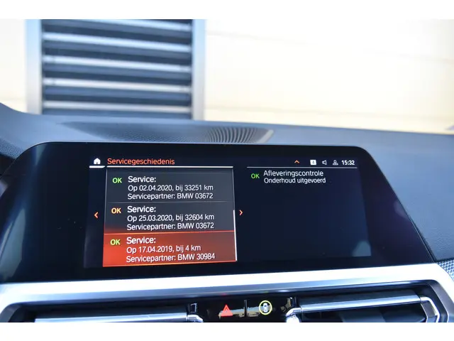 BMW 3 Serie 320i Executive Edition 2019 Benzine 19