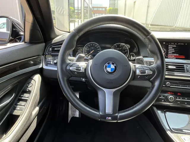 BMW 5 Serie Touring 520i High Executive 2015 Benzine 64